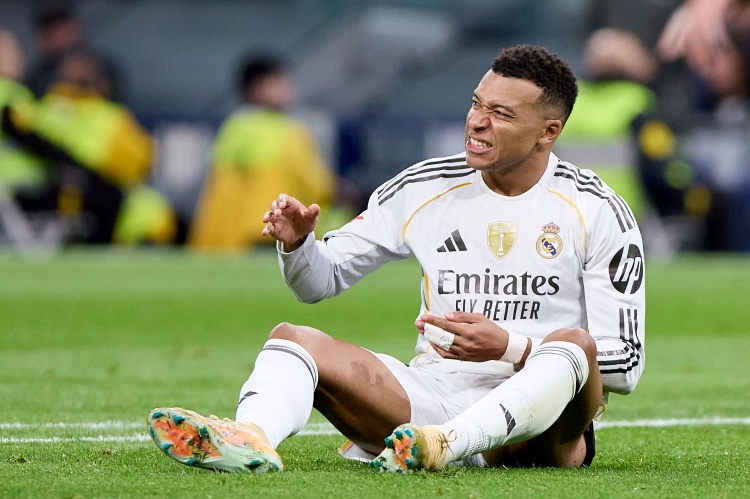 全败！姆巴佩加盟皇马后国内4冠全被巴萨夺去，不过他斩获国外2冠